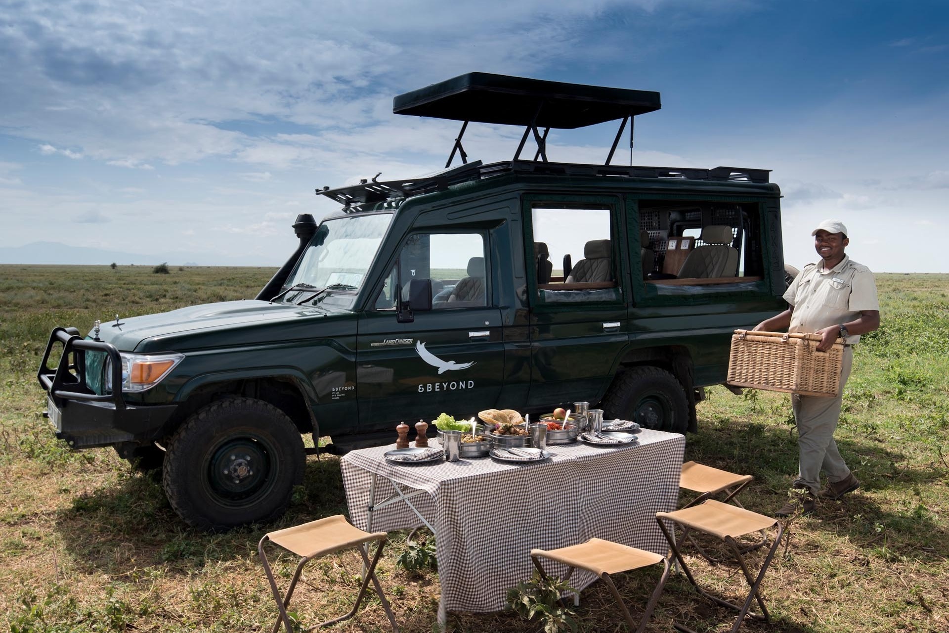 Ein gedeckter Tisch vor einem Jeep.
