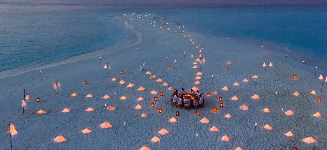 Eine Gruppe isst zu Abend am Strand.
