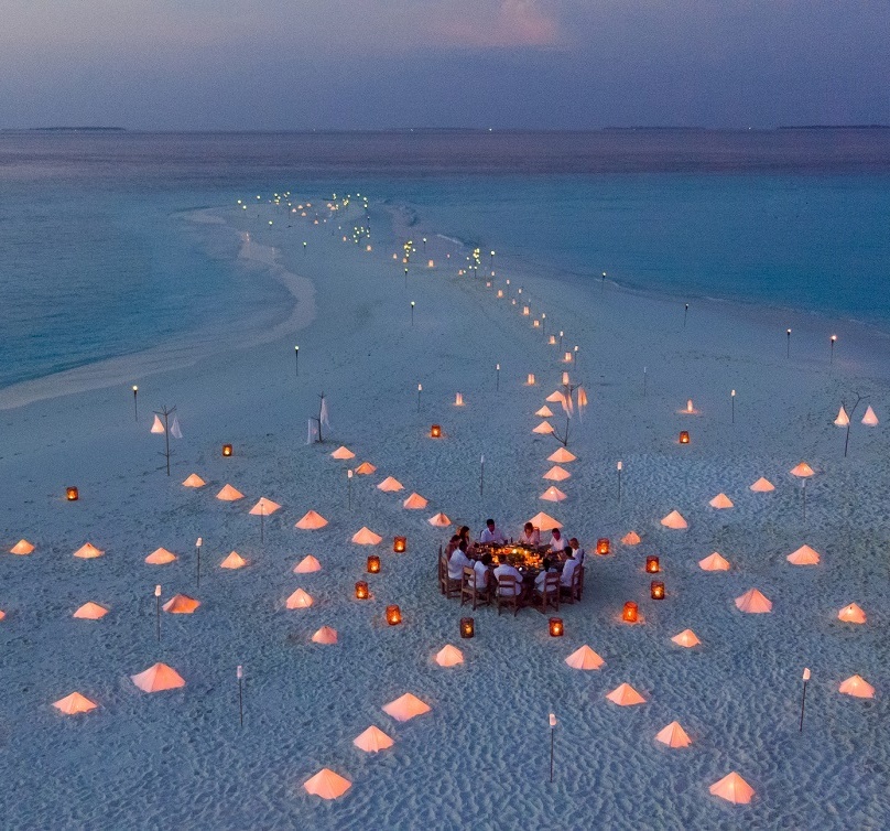 Eine Gruppe isst zu Abend am Strand.