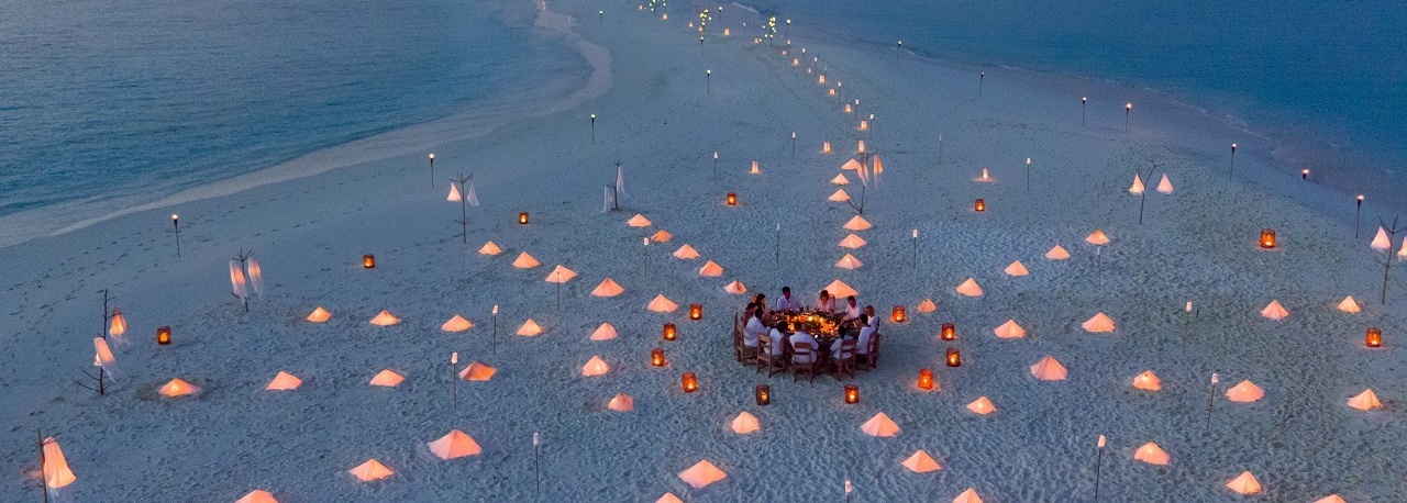 Eine Gruppe isst zu Abend am Strand.