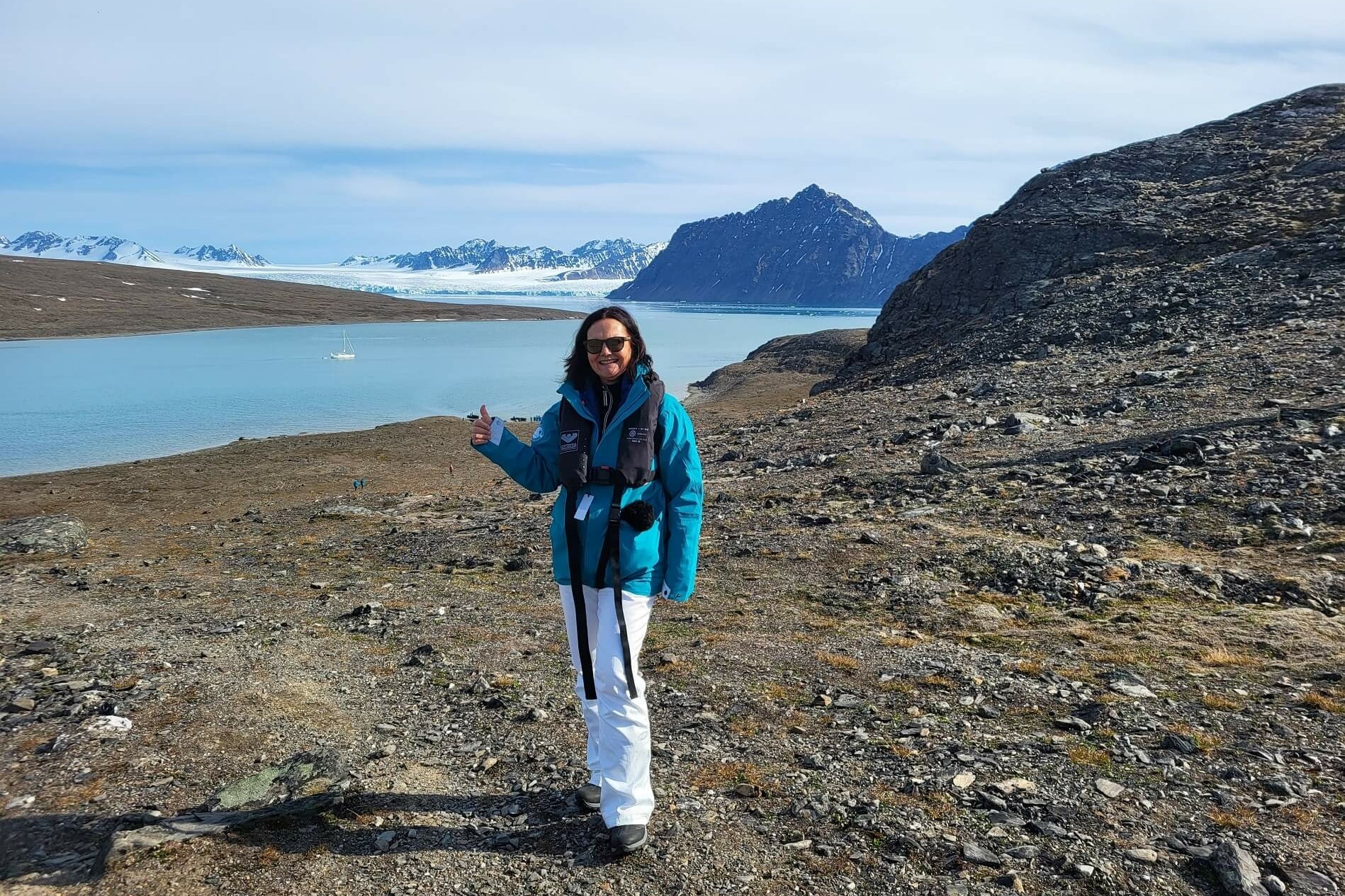 Stephanie Wöhlke an einer Bucht in Spitzbergen mit Gletscher im Hintergrund