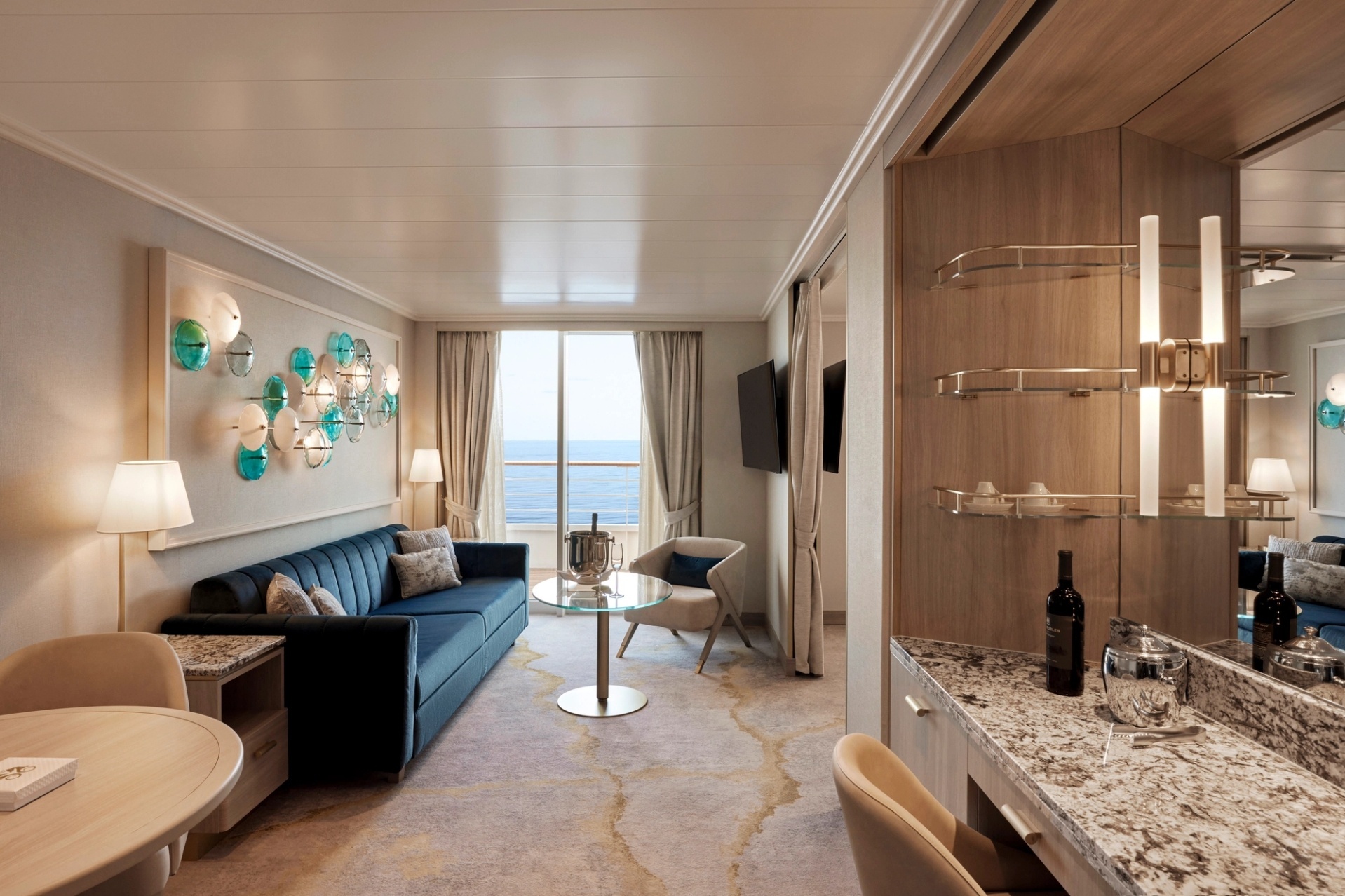 Wohnbereich einer Suite an Bord von Crystal Cruises