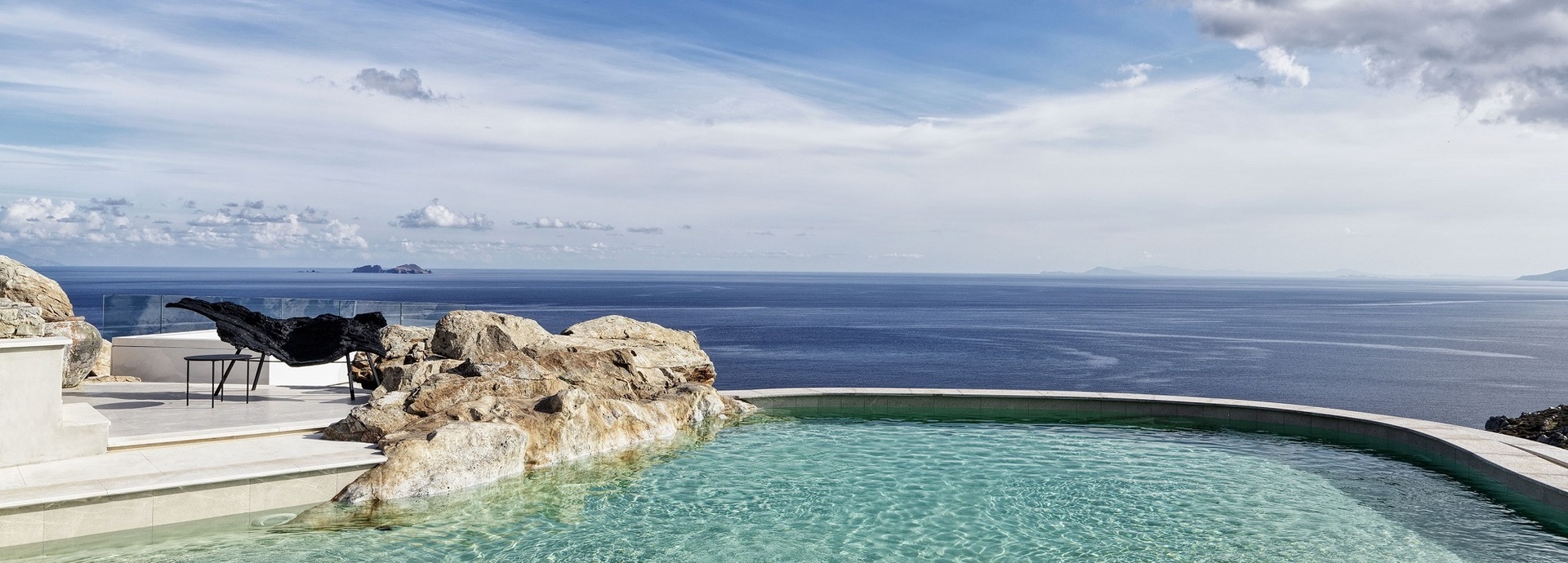 Kleiner Pool vor einer Villa.