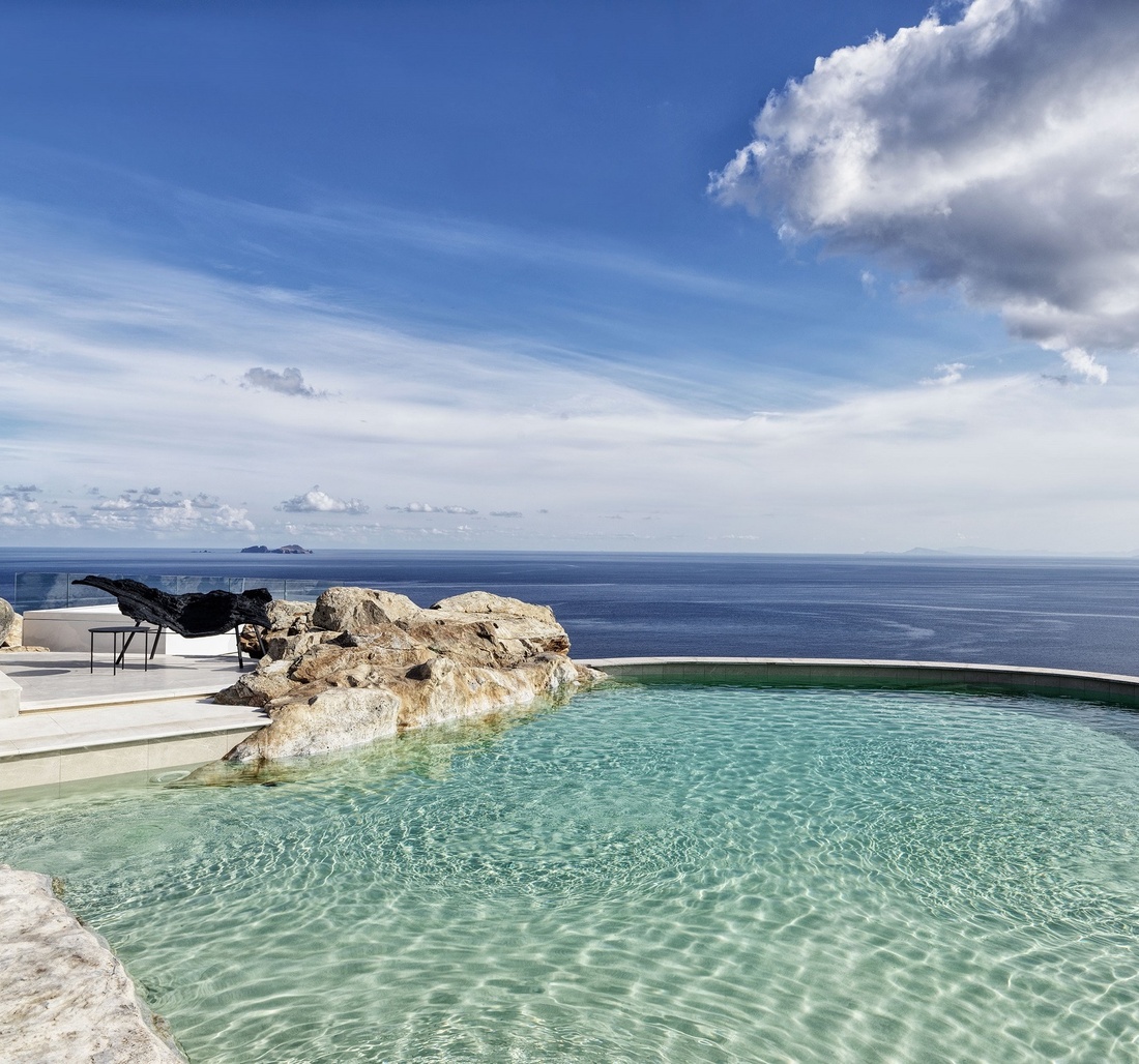 Kleiner Pool vor einer Villa.