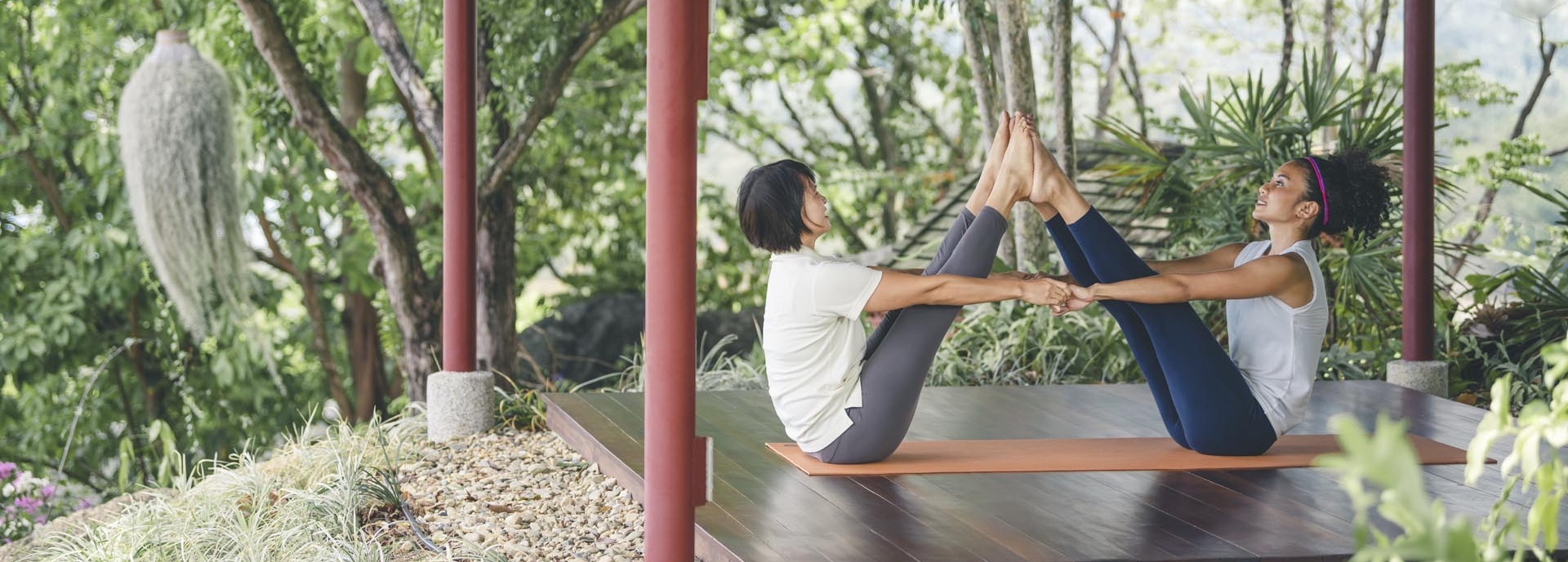 Zwei Frauen machen zusammen Yoga.