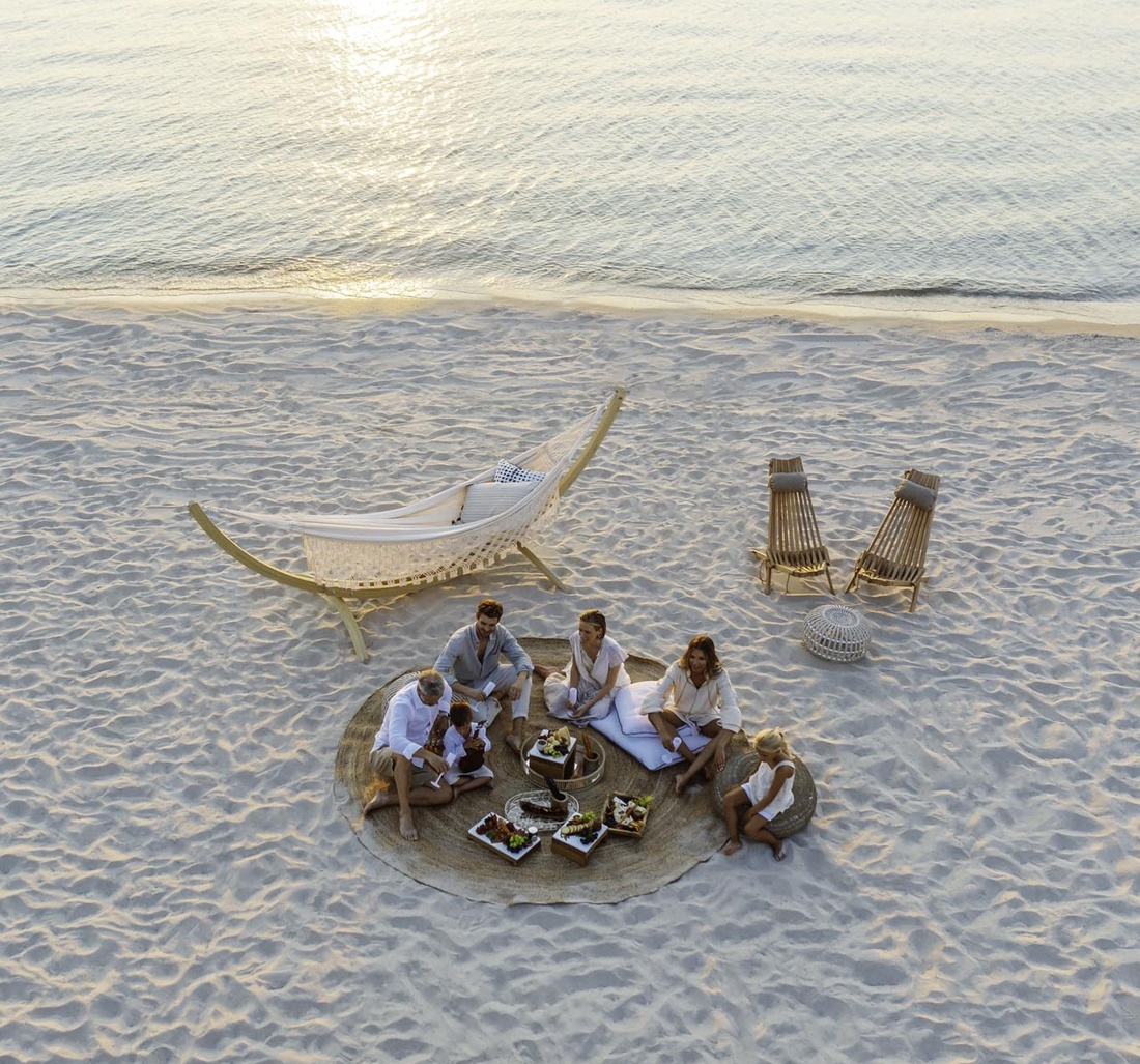 Eine Familie bei einem Picknick am Strand.