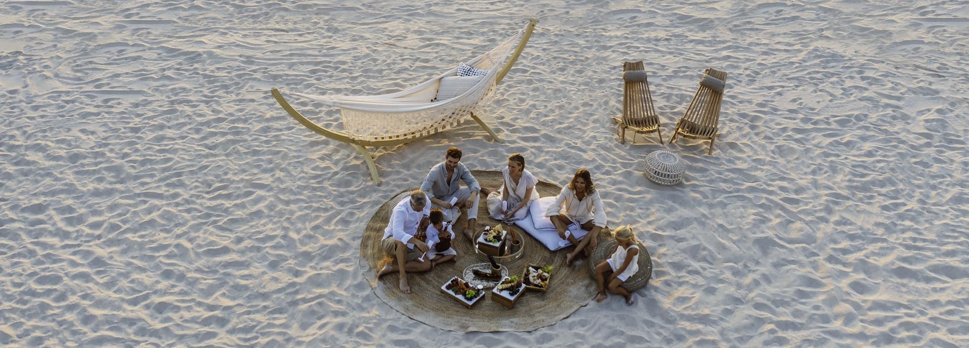 Eine Familie bei einem Picknick am Strand.