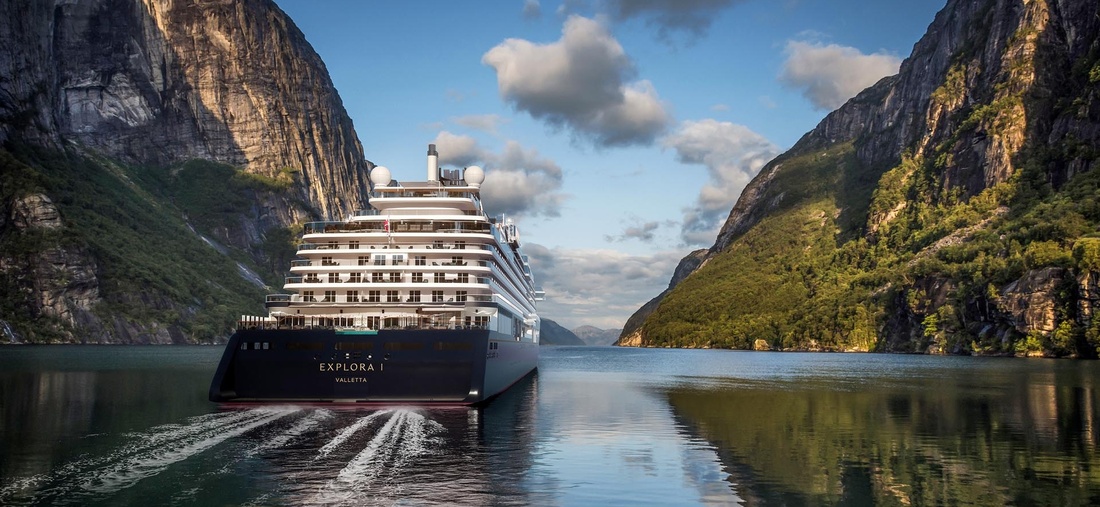 Das Heck eines Kreuzfahrtschiffes.