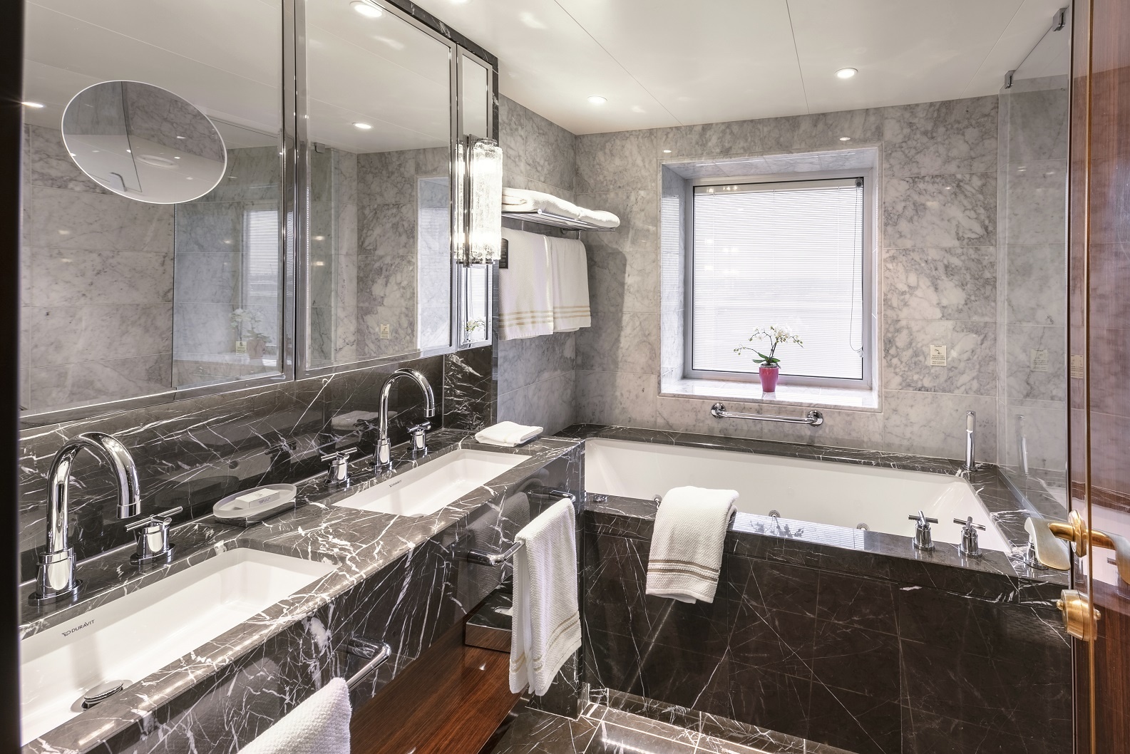 Badezimmer einer Suite auf einem Cunard Schiff