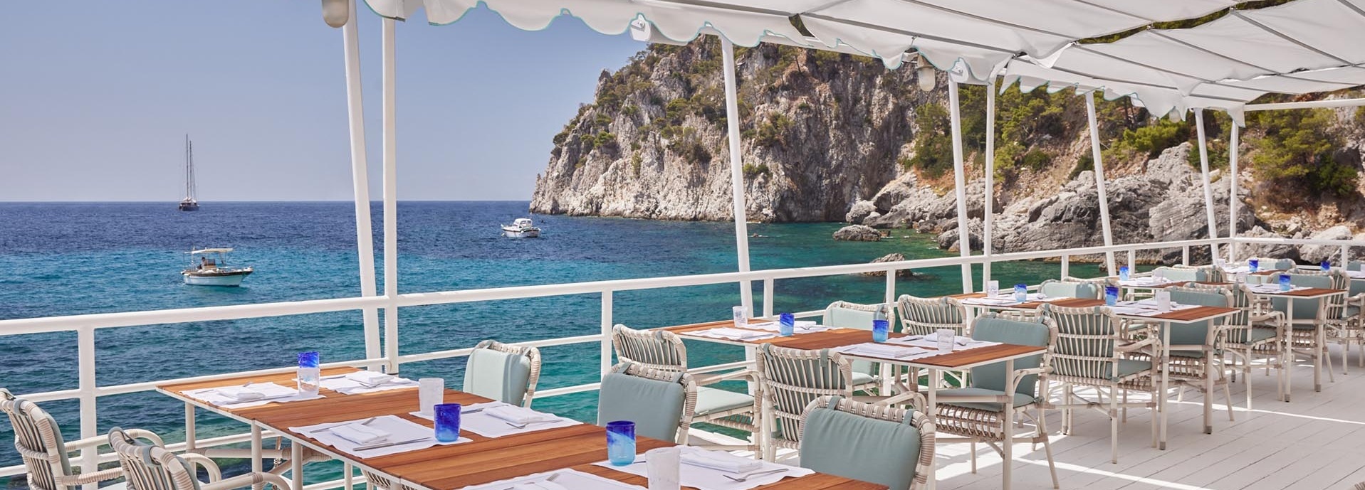 Gedeckte Tisch bei einem Beach Klub.