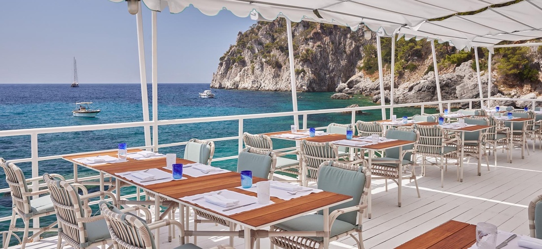 Gedeckte Tisch bei einem Beach Klub.