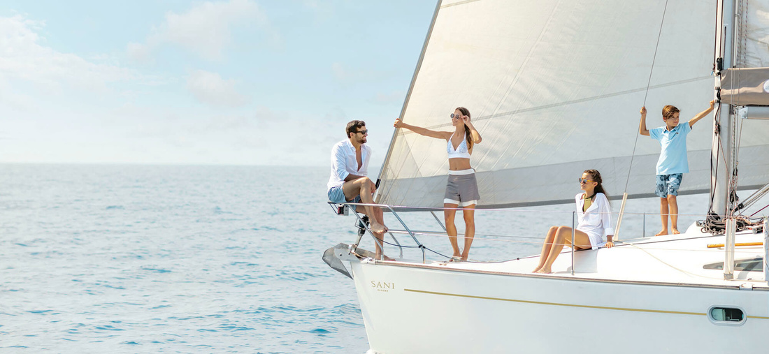 Eine Familie auf einem Segelschiff.