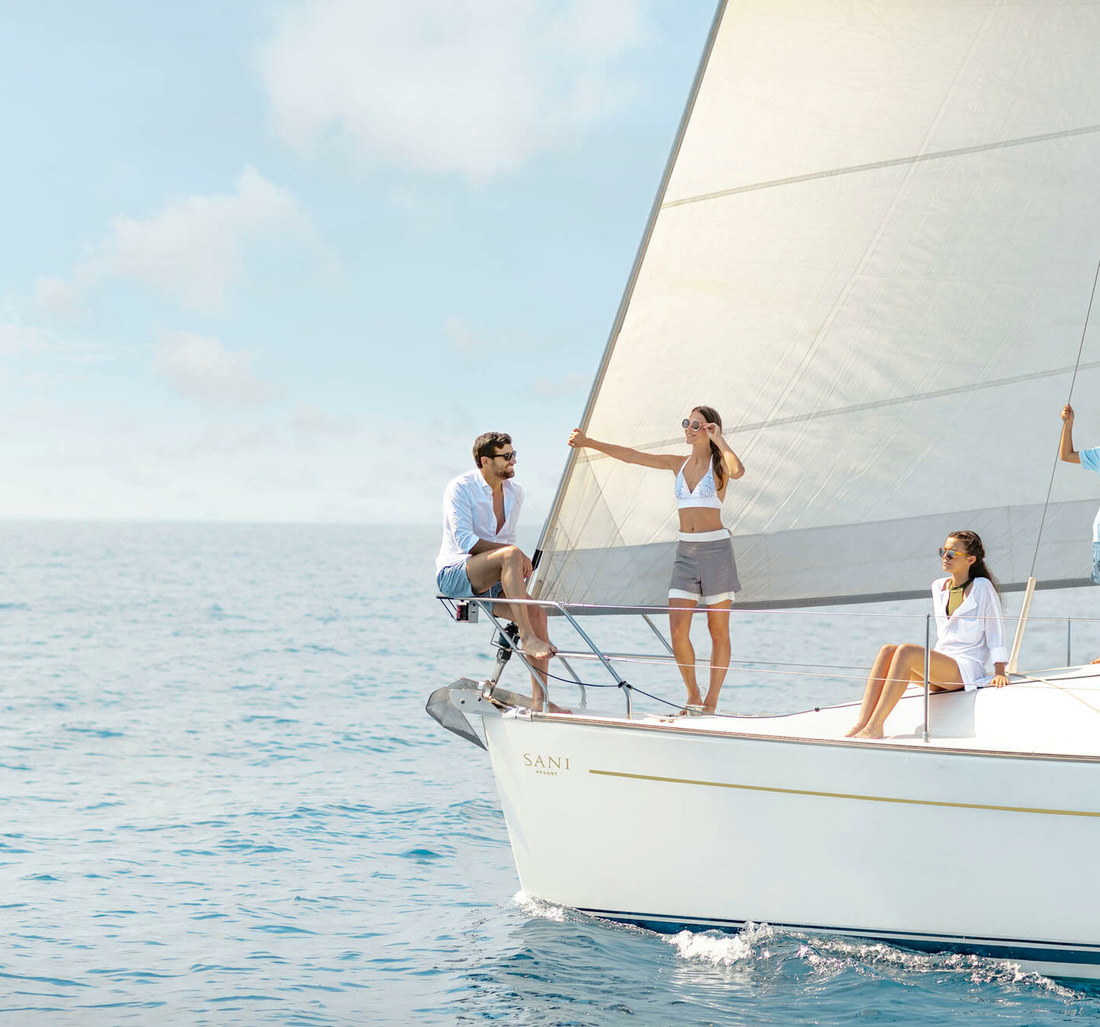 Bild von einer Familie beim Segeln