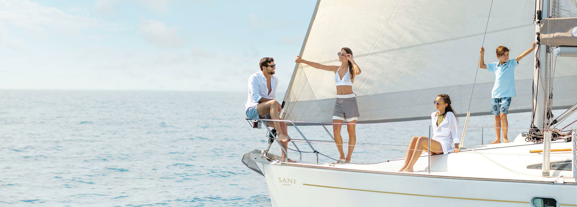 Eine Familie auf einem Segelschiff.