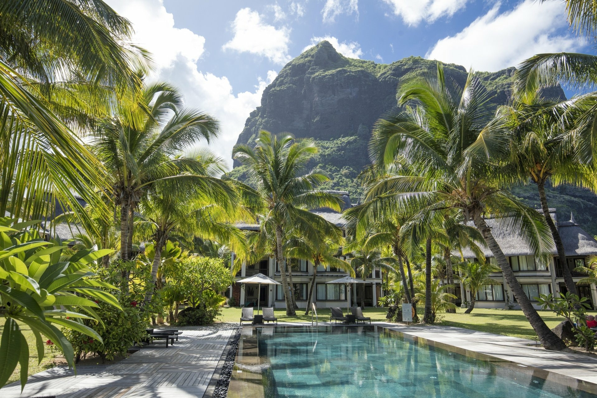 Pool unter schattenspendenden Palmen im Beachcomber Dinarobin