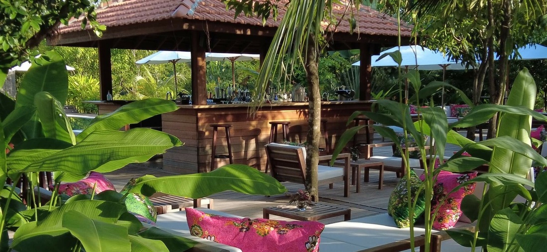 Liegen und Sessel an einer Bar.