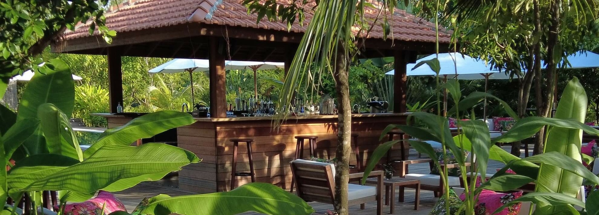 Liegen und Sessel an einer Bar.