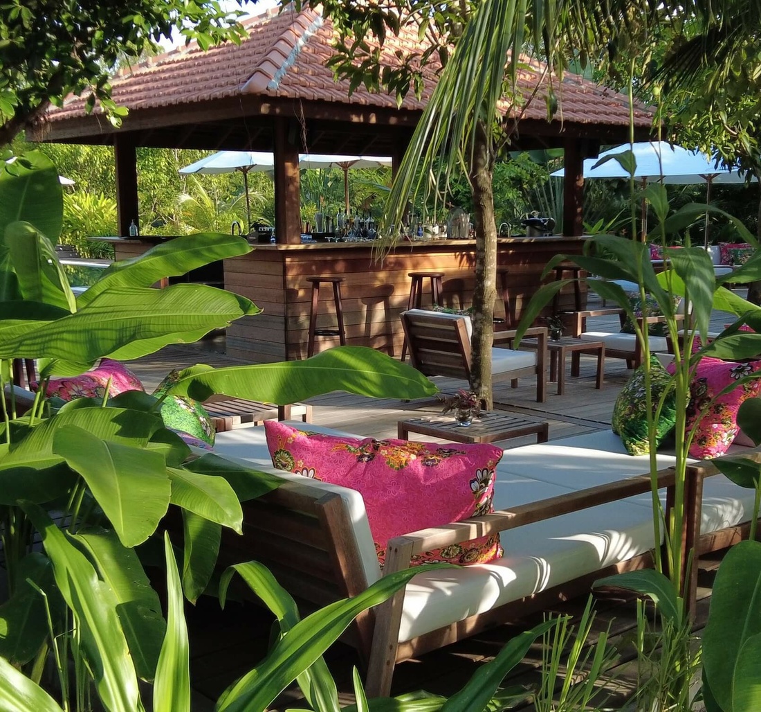 Liegen und Sessel an einer Bar.