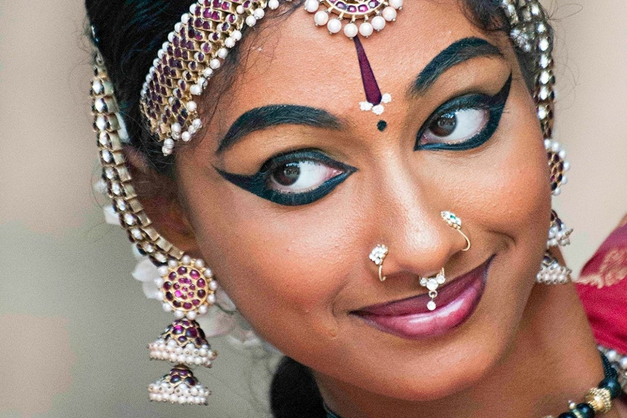 Frau, mit traditionellen Schmuck, in Indien.