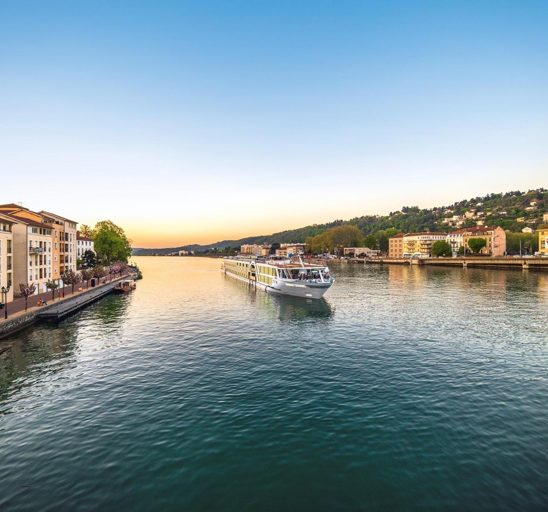 Ein langes Schiff auf dem Wasser.
