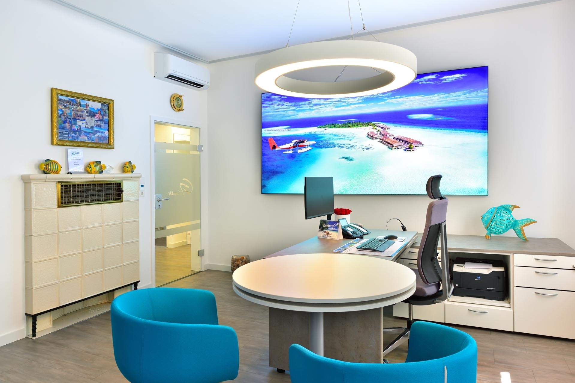 Modern eingerichtetes Büro.