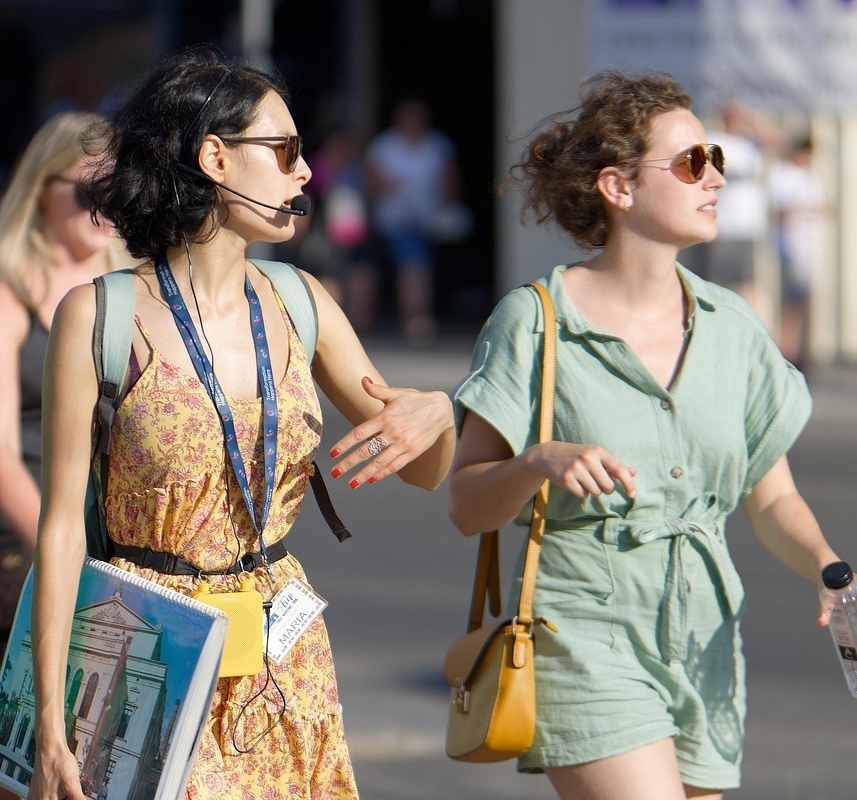Reiseleiter und Tourist beim Erkunden einer Attraktion