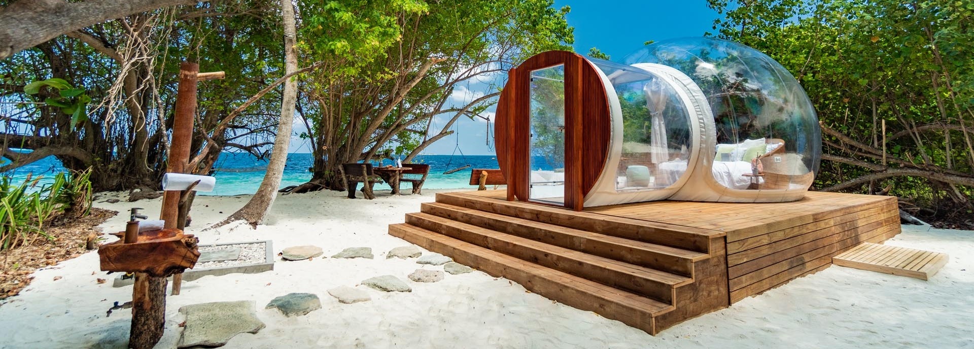 Ein kleines Blasenhaus mit Bett auf einer Insel.