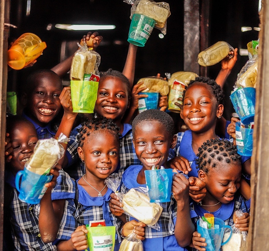 Kinder bekommen Essen und Süßigkeiten geschenkt.