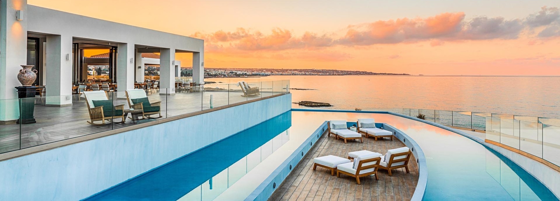 Blick auf eine Lounge mit Pool.