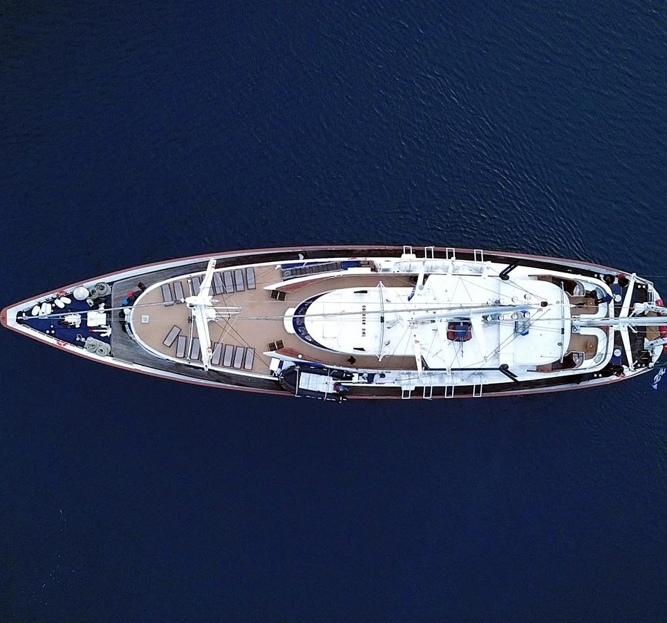 Luftaufnahme eines Segelschiffes.