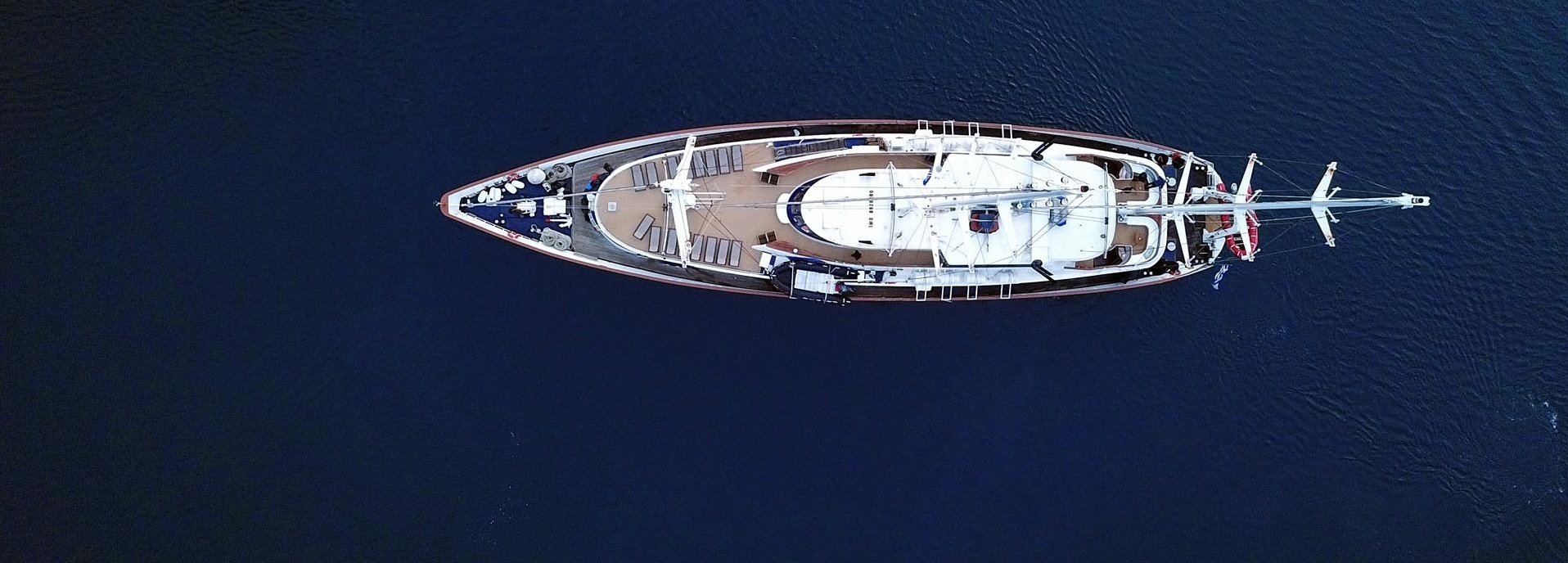 Luftaufnahme eines Segelschiffes.