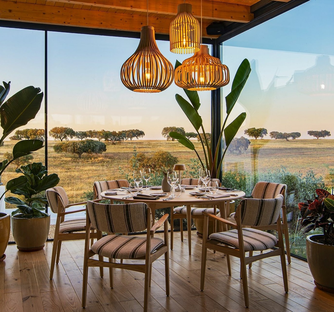 Ein runder gedeckter Tisch.