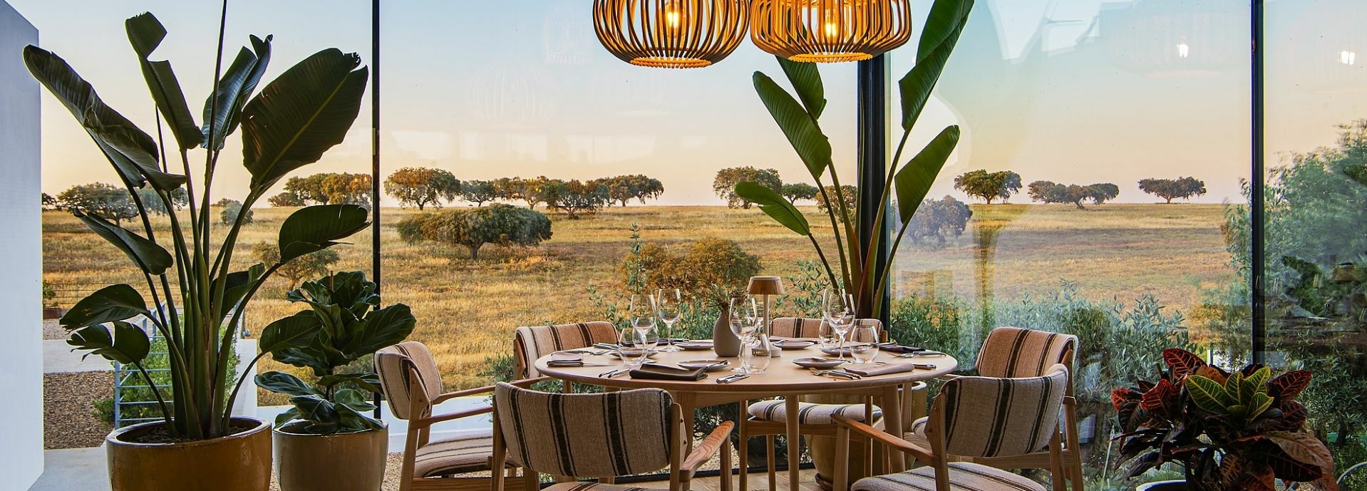 Ein runder gedeckter Tisch.