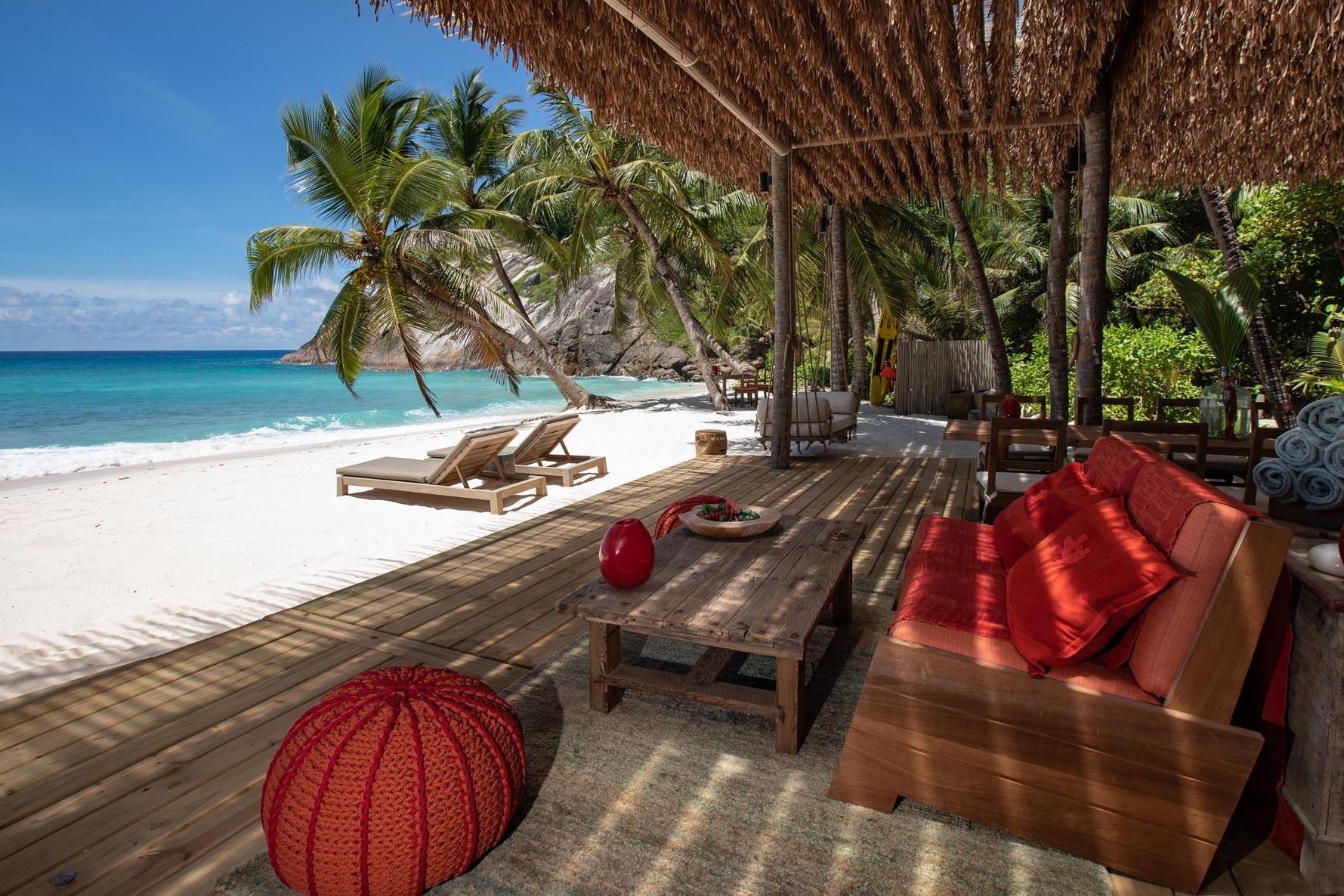 Komfortable Holzterrasse am Strand.