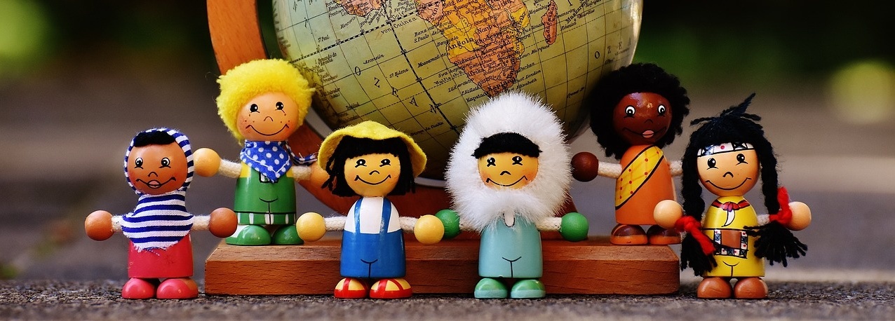 Verschiedene Figuren vor einem Globus.