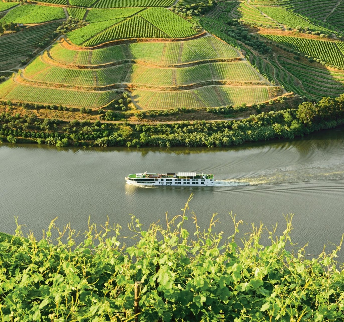 Ein Schiff fährt durch eine traumhafte Landschaftskulisse.