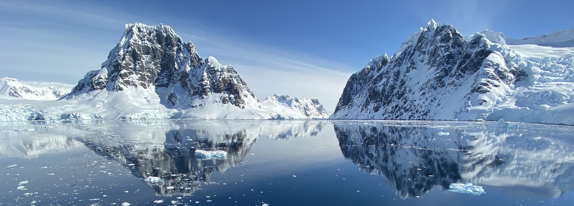 Ein Schiff in der Arktis.