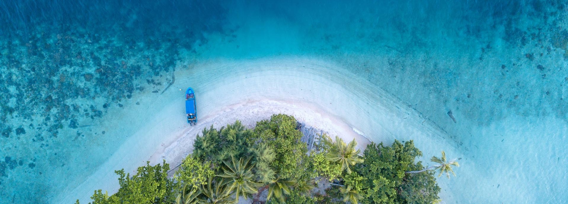 Blick von oben auf eine Insel.