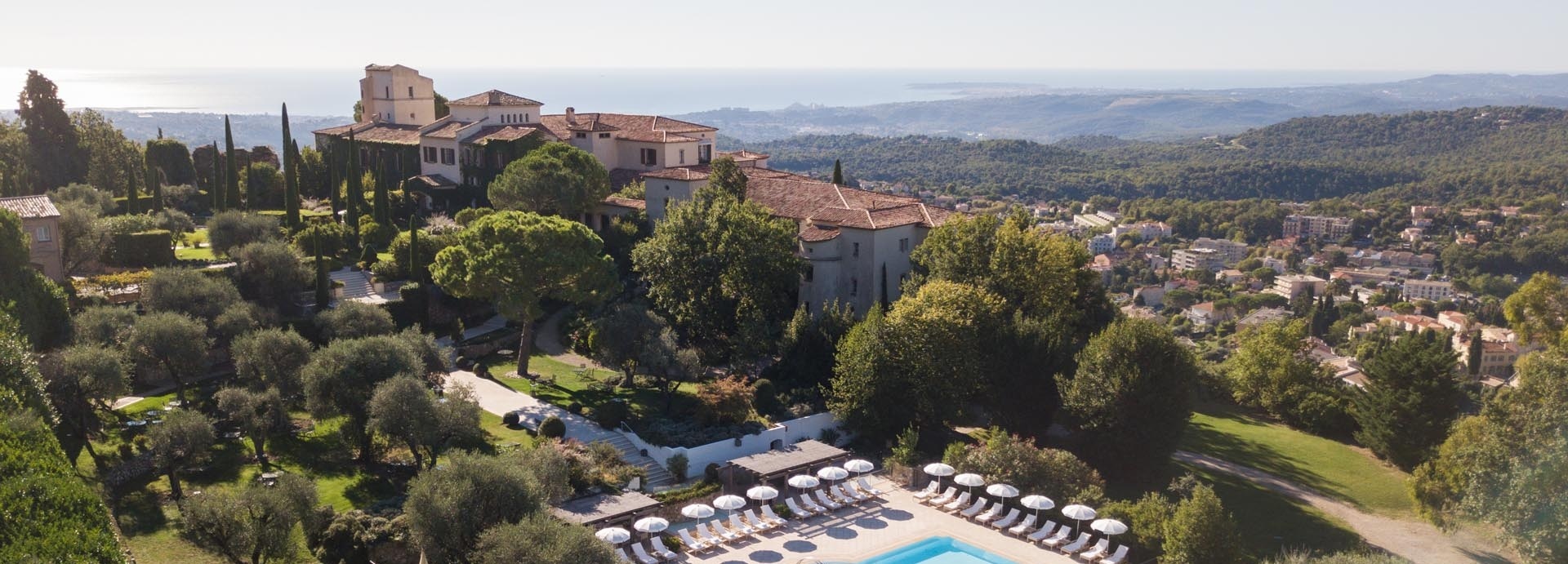 Blick auf ein Hotel mit großem Pool.