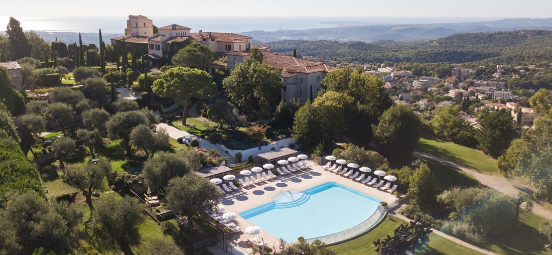Blick auf ein Hotel mit großem Pool.
