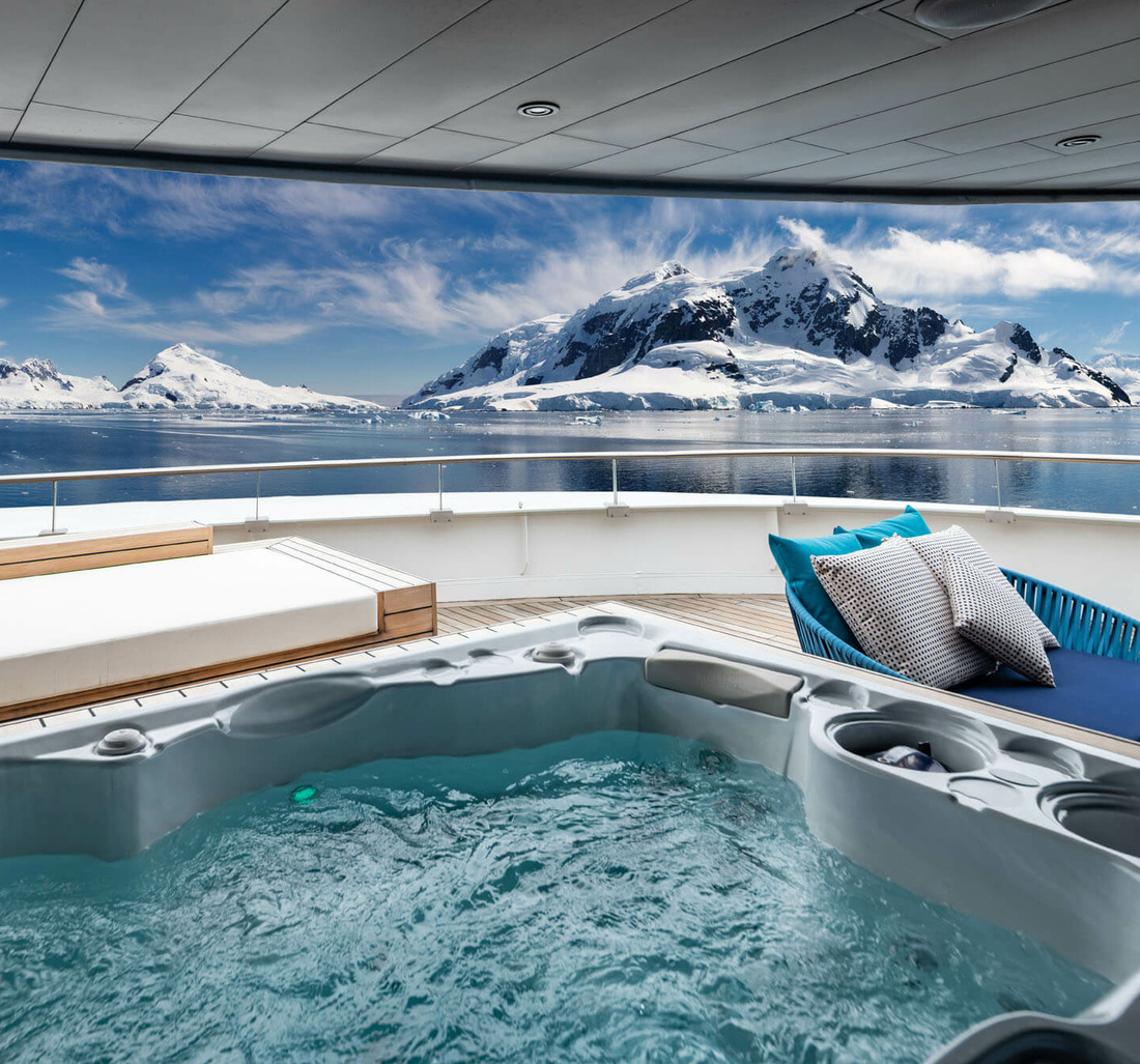 Ein Whirlpool am Deck eines Kreuzfahrschiffes.