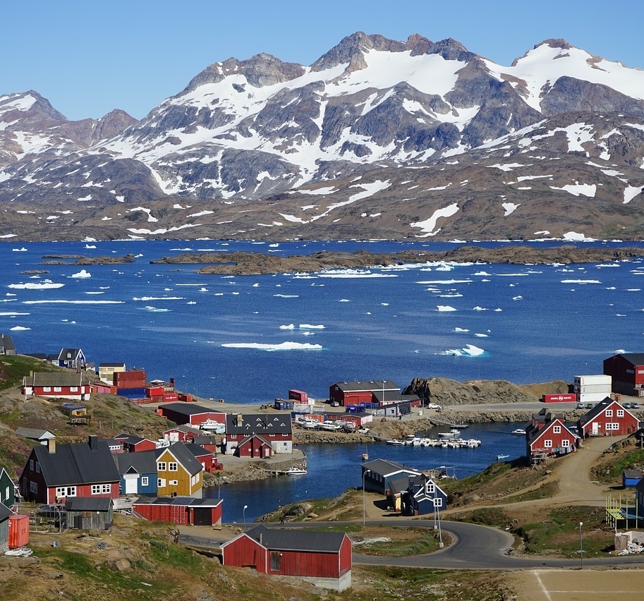 Mehrere farbige Häuser in Grönland.