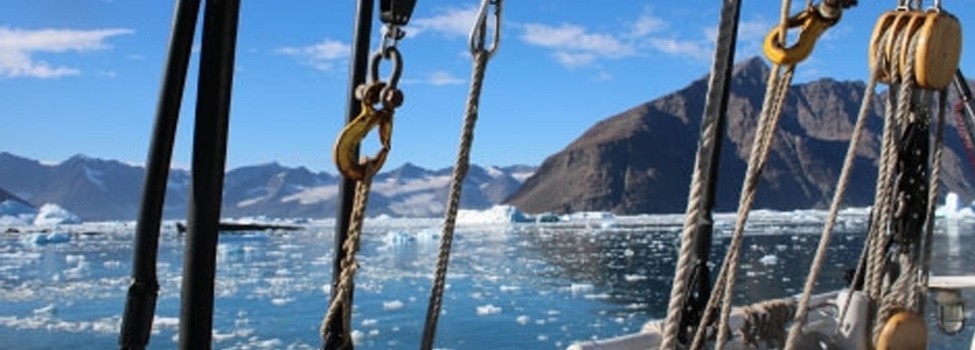 Eisblöcke die auf dem Wasser schwimmen.