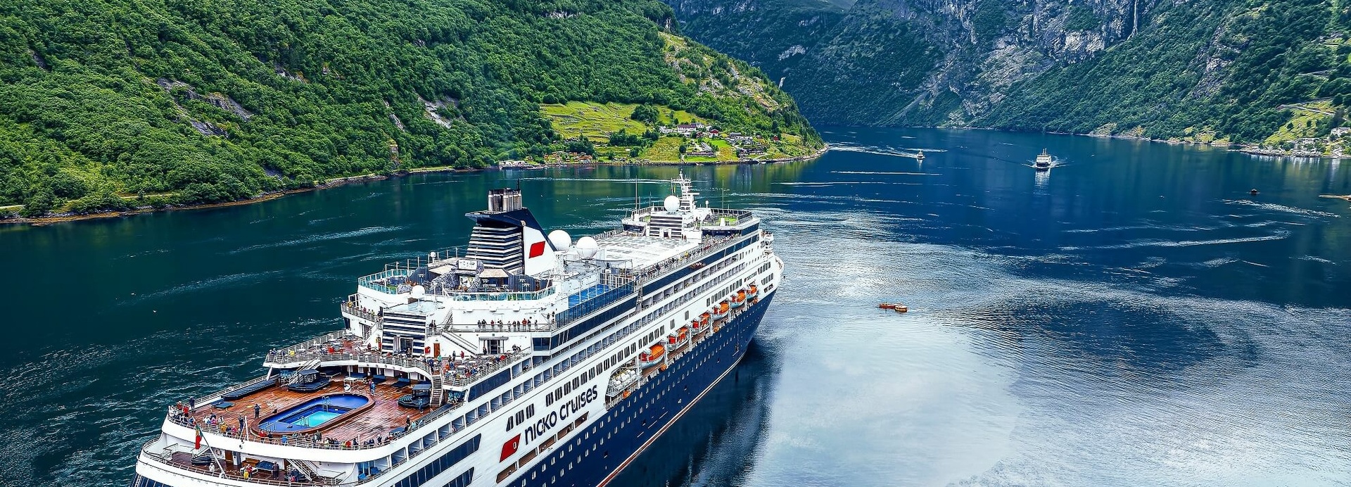 Ein großes blaues Kreuzfahrtschiff auf dem Wasser.