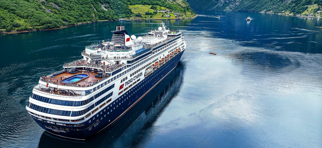 Ein großes blaues Kreuzfahrtschiff auf dem Wasser.