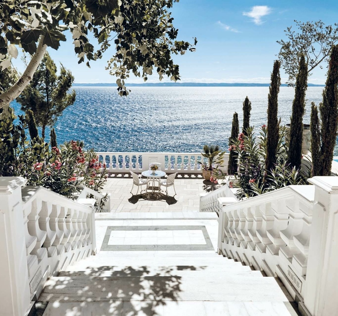Eine Terrasse mit Blick aufs türkisblaue Meer.