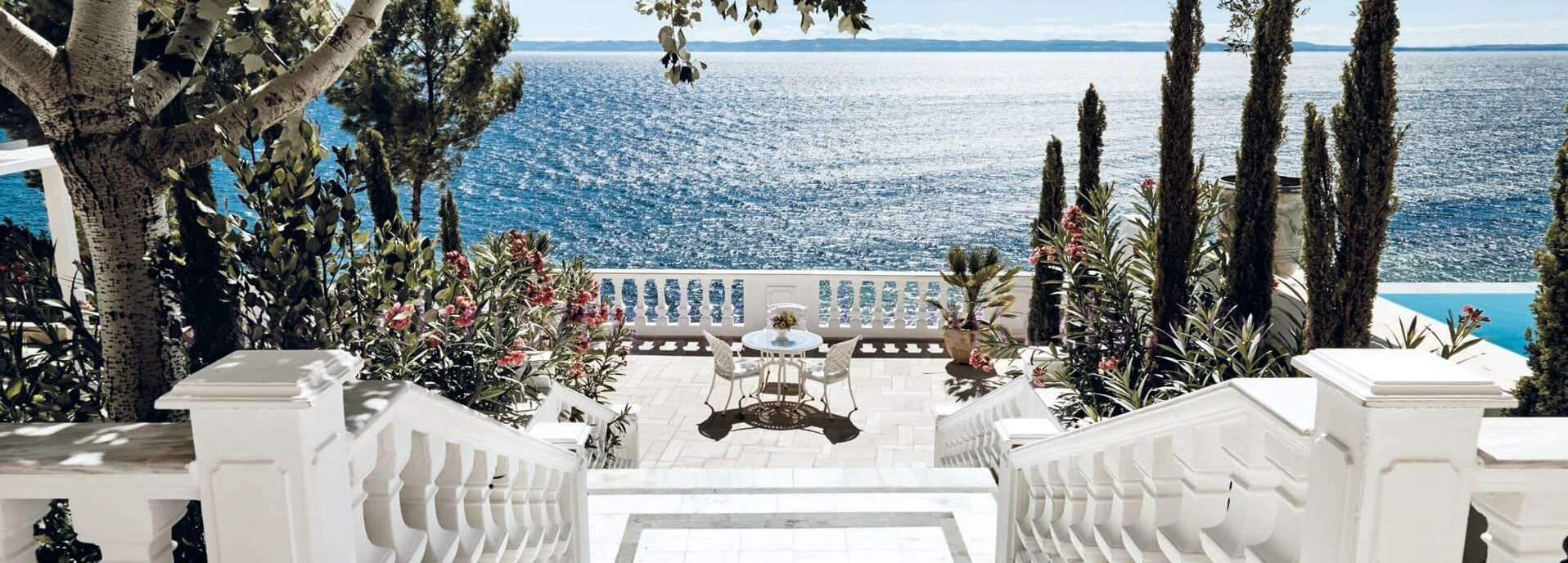 Eine Terrasse mit Blick aufs türkisblaue Meer.