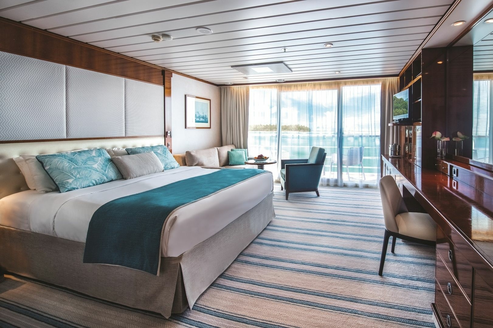 Ein großes Zimmer auf einem Schiff.