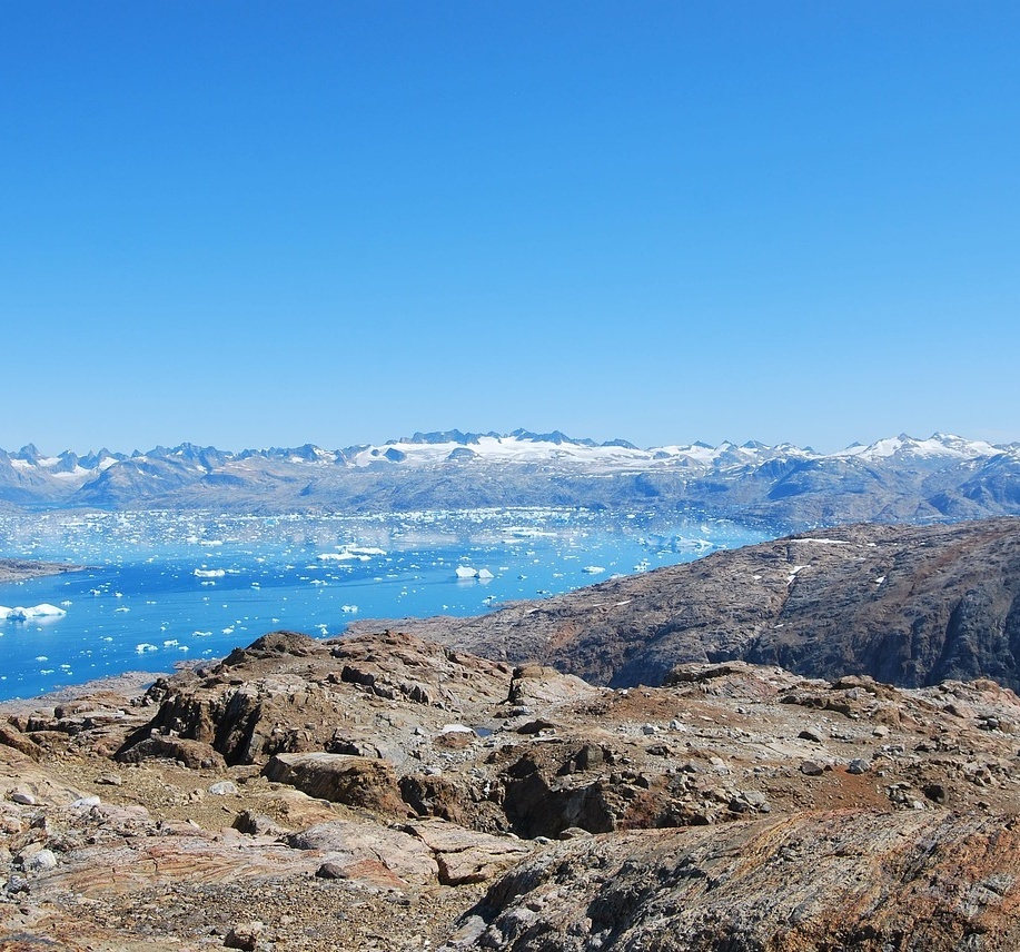 Felsen und kleine Eisberge in Grönland.
