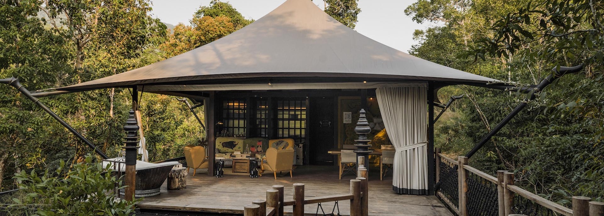 Kleine Unterkunft im Wald.